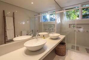 Luxury Suite, 1 King Bed, Patio, Pool View | Bathroom - Tropical House (Paraty)