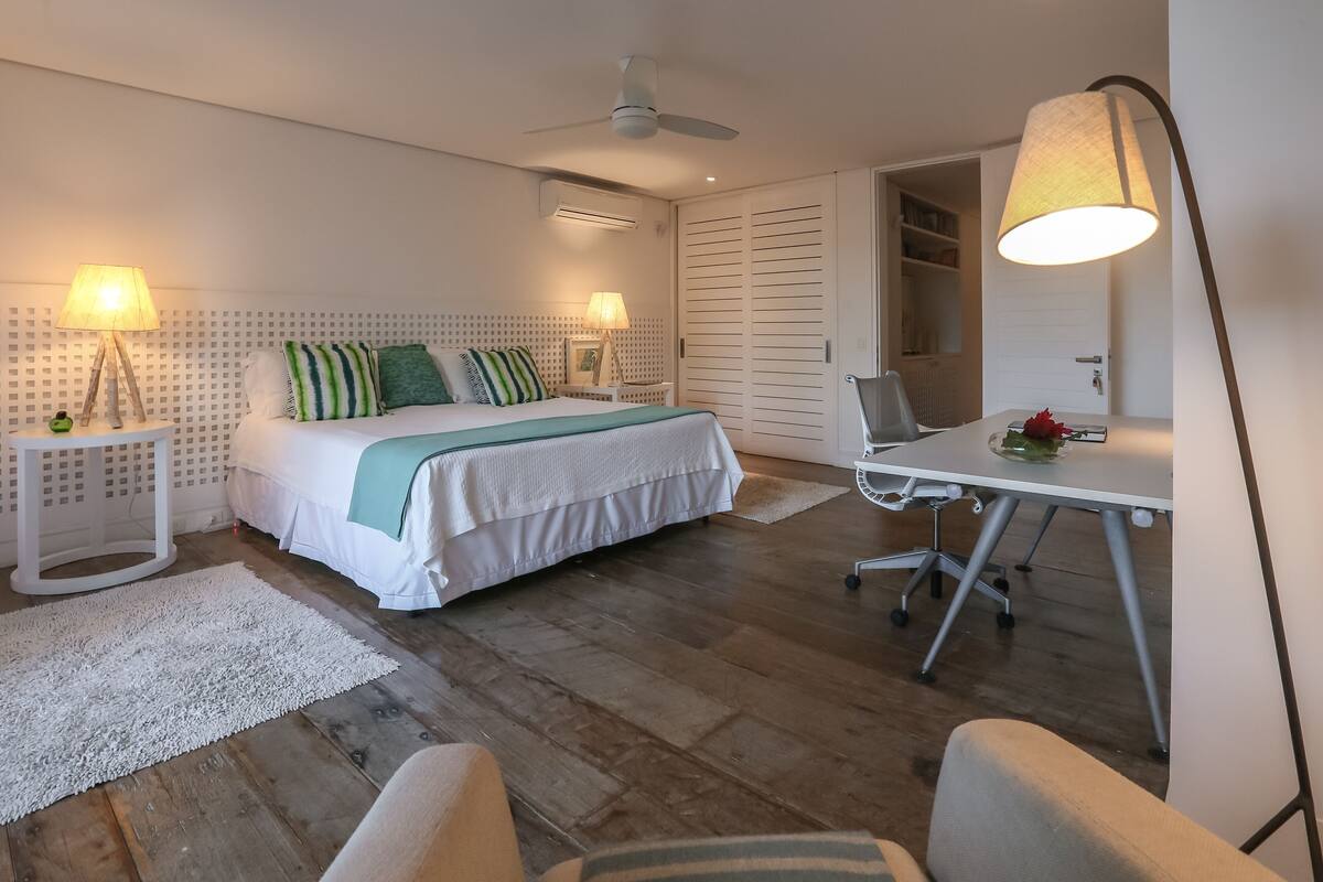 Superior Suite, 1 King Bed, Patio, Mountain View