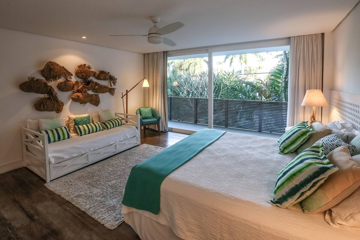 Premium Suite, 1 King Bed, Hot Tub, Pool View