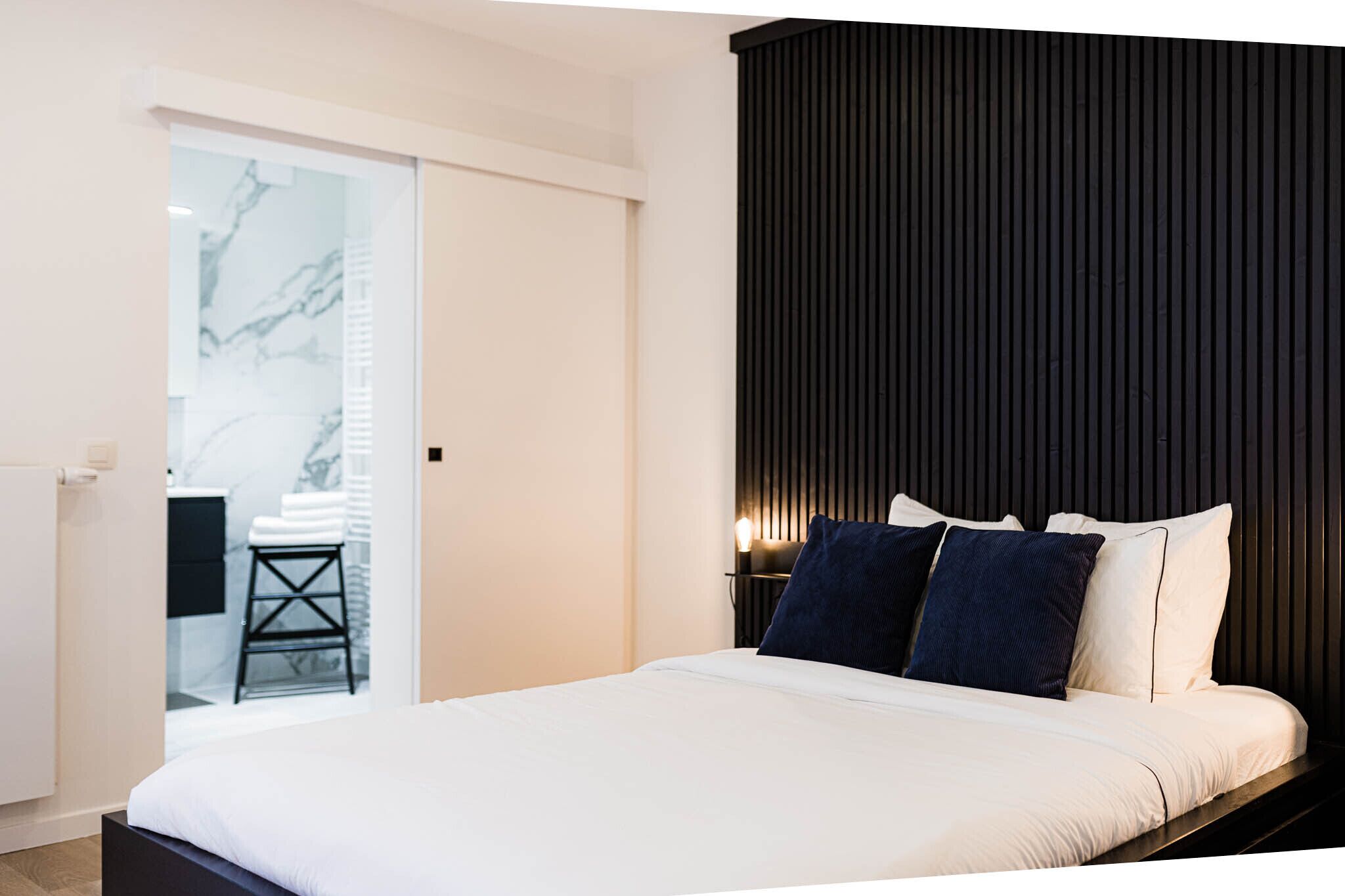 1 室のベッドルーム、セーフティボックス (室内)、デスク、アイロン / アイロン台