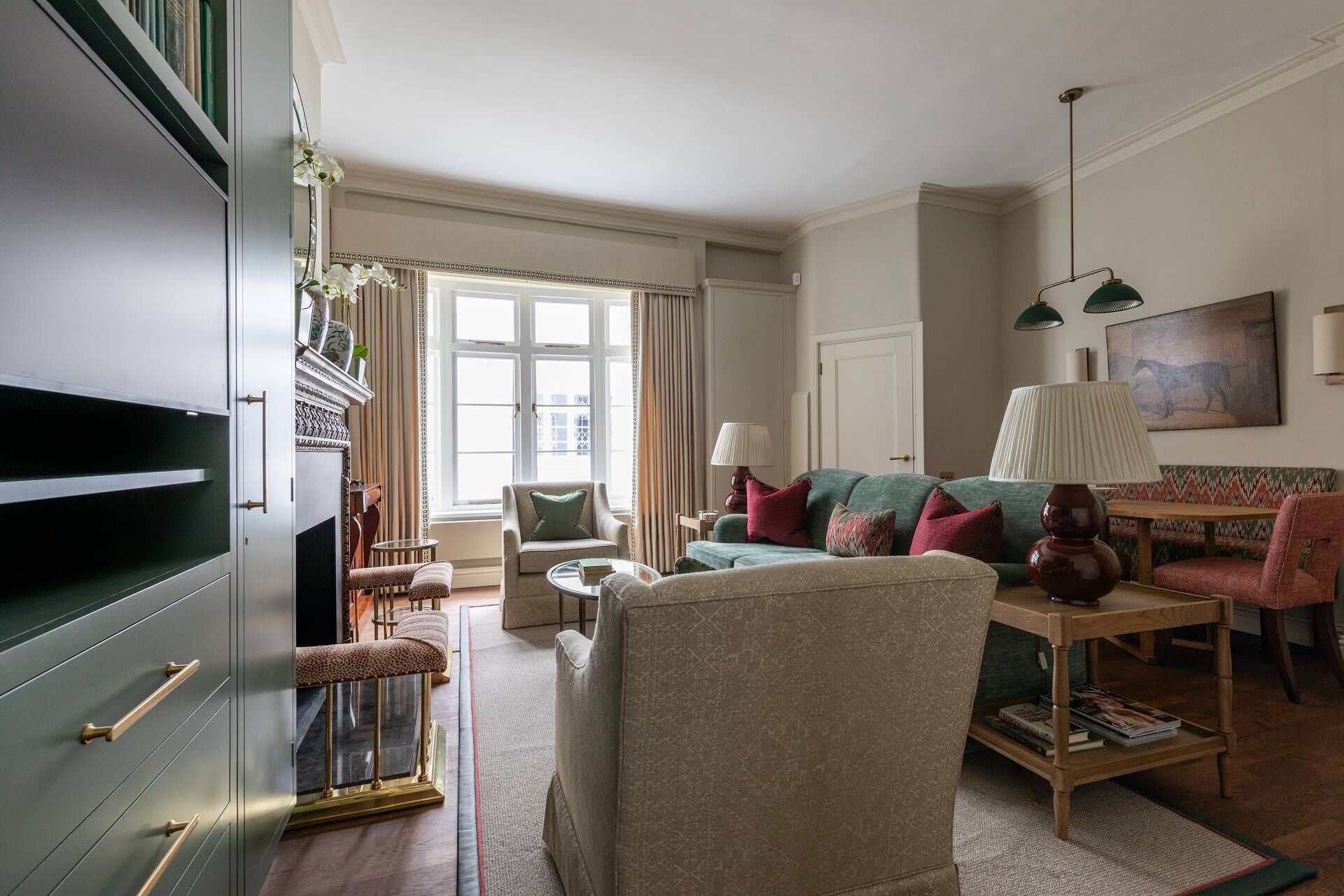 Un salon comprenant un canapé, des fauteuils, une table basse et une cheminée.