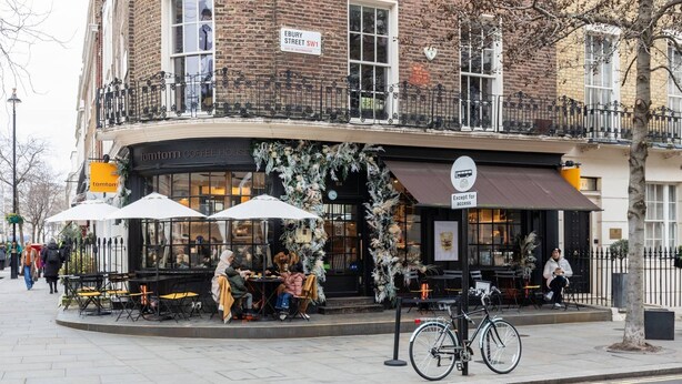 A corner building with a coffee shop on the ground floor. - Burton Mews by onefinestay (London)