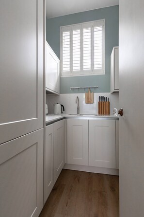 Refrigerador, microondas, lavavajillas y cafetera y tetera 