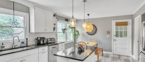 Réfrigérateur, micro-ondes, grille-pain