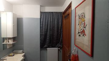 Doccia, asciugacapelli, asciugamani, sapone