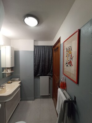 Shower, hair dryer, towels, soap - CASAEMILY train Fiumicino Airport-VillaBonelli- StazioneOstiense EUR-Trastevere (Roma)