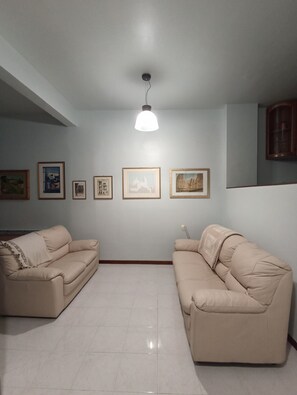 TV, books - CASAEMILY train Fiumicino Airport-VillaBonelli- StazioneOstiense EUR-Trastevere (Roma)