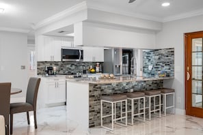 Micro-ondes, four, plaque de cuisson, lave-vaisselle