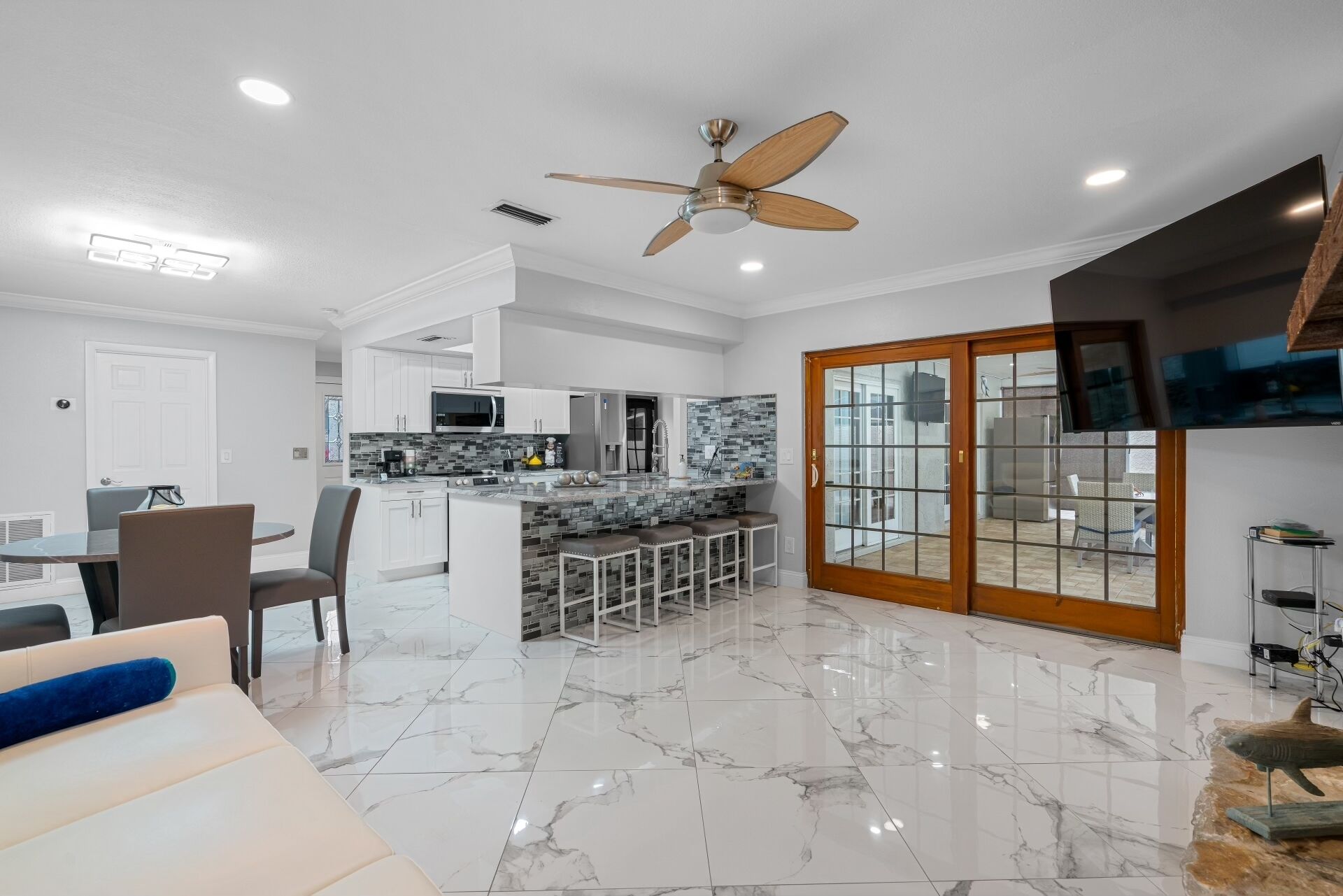 New Luxury House Pool. Just 14 Minutes From the Airport