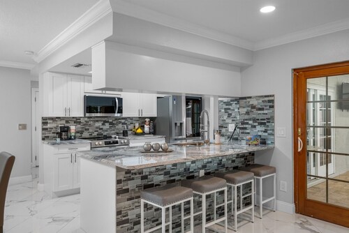 New Luxury House Pool. Just 14 Minutes From the Airport