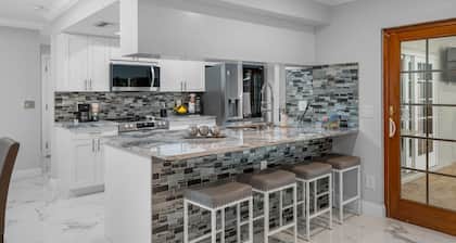 New Luxury House Pool. Just 14 Minutes From the Airport