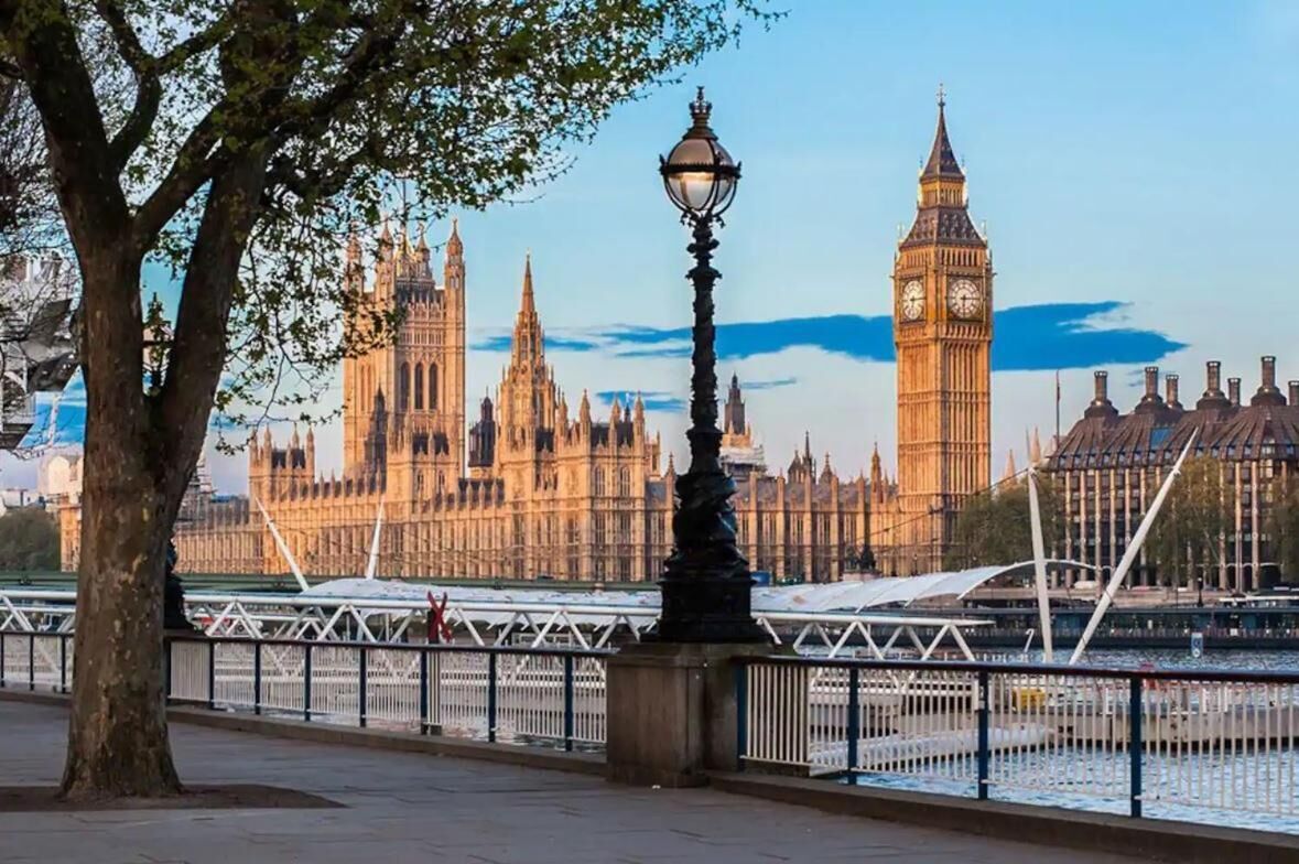 Udsigt over det britiske parlament og Big Ben i London.