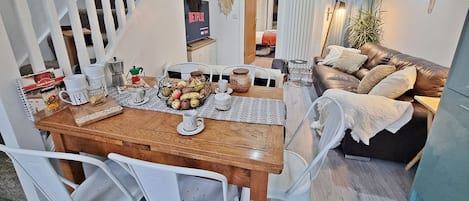 Apartament familiar | Sala d'estar | Televisor intel·ligent de 50 polzades amb canals per satèl·lit