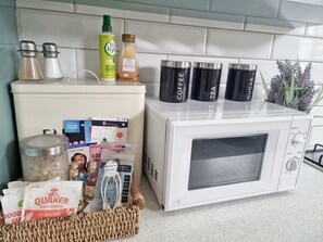 Family Apartment | Private kitchen | Full-size fridge, microwave, oven, stovetop - 4Bed 3Bath - 8min to London Bridge (London)