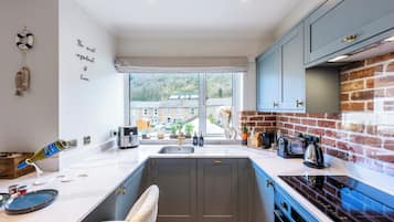 Cottage | Private kitchen | Fridge, dishwasher, electric kettle, cookware/dishes/utensils