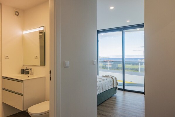 2 bedrooms, desk, iron/ironing board, internet