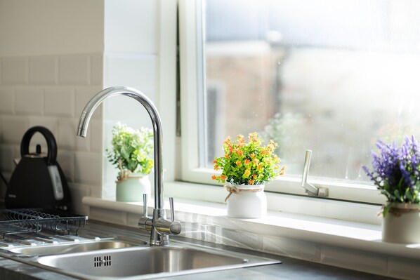 Apartamento | Cozinha privada | Geladeira, micro-ondas, fogão, cooktop