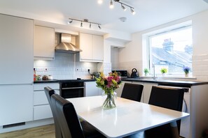 Apartment | Private kitchen | Fridge, microwave, oven, stovetop - Inviting 2-bed Apartment in Cambridge (Cambridge)