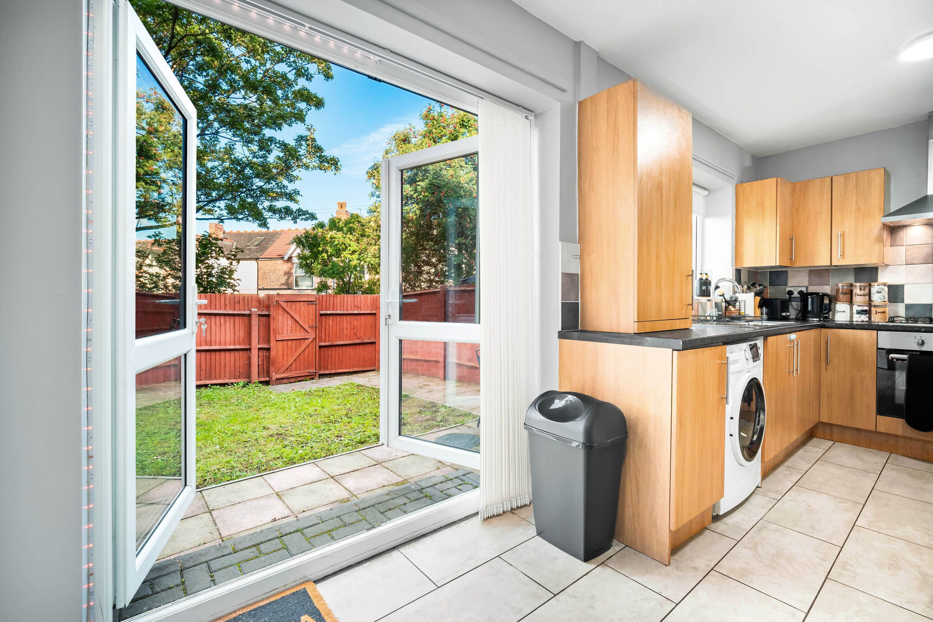 House | Private kitchen | Fridge, microwave, oven, stovetop