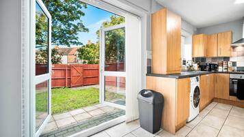 House | Private kitchen | Fridge, microwave, oven, stovetop