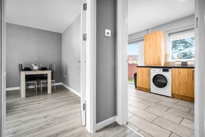 Dining - Hotel Comforts & Home Conveniences -sleeps 8 (Birmingham)