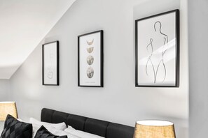 House | Interior - Hotel Comforts & Home Conveniences -sleeps 8 (Birmingham)