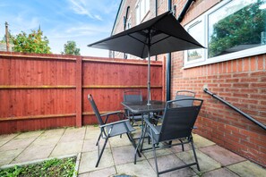House | Outdoor dining - Hotel Comforts & Home Conveniences -sleeps 8 (Birmingham)
