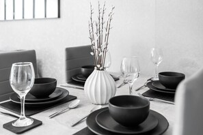 House | Dining - Hotel Comforts & Home Conveniences -sleeps 8 (Birmingham)