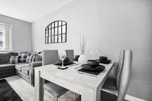 House | Dining - Hotel Comforts & Home Conveniences -sleeps 8 (Birmingham)