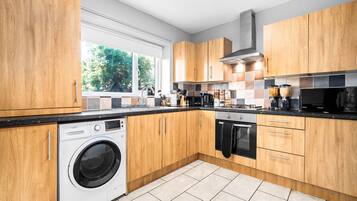 House | Private kitchen | Fridge, microwave, oven, stovetop