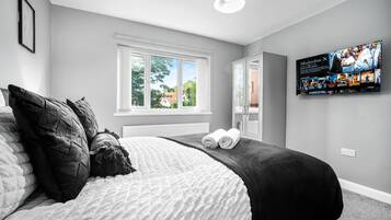 House | 4 bedrooms, free WiFi, bed sheets