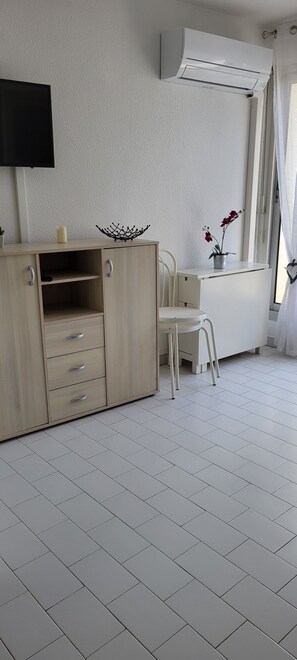 Interior - Air-conditioned studio cabin with parking 200 m from Couchant beach (La Grande-Motte)