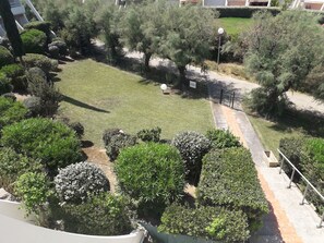 Property grounds - Air-conditioned studio cabin with parking 200 m from Couchant beach (La Grande-Motte)