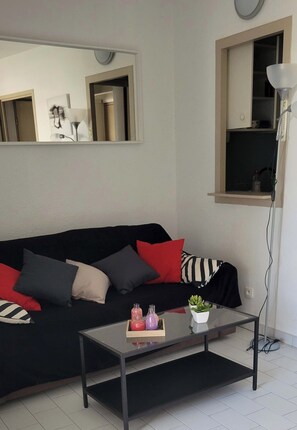 TV - Air-conditioned studio cabin with parking 200 m from Couchant beach (La Grande-Motte)