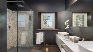Douche, sèche-cheveux, bidet, serviettes fournies