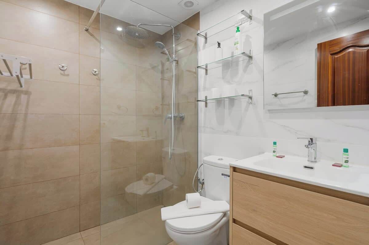 Een douche, een haardroger, shampoo