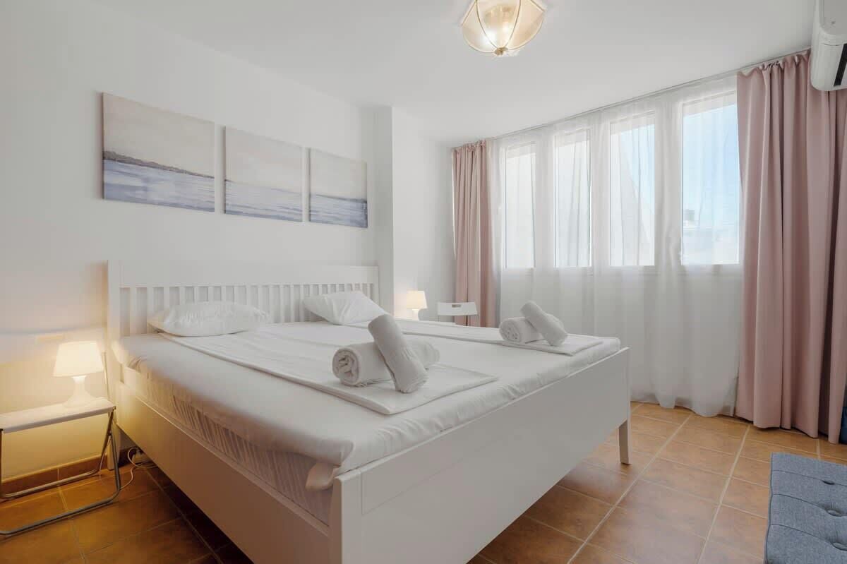 2 slaapkamers, een strijkplank/strijkijzer, gratis wifi, beddengoed