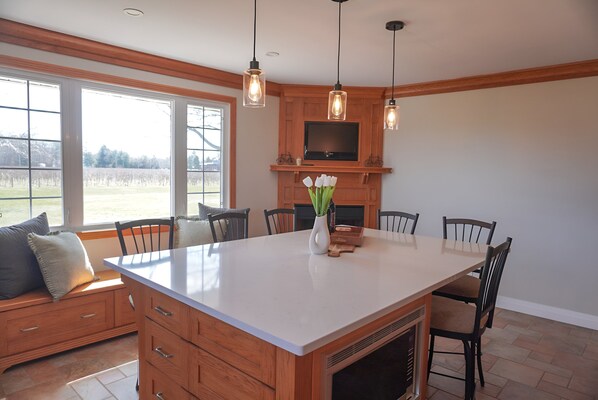 Dining - Situated Between 2 Wineries In The Heart of Wine Country. Minutes From The Beach (Essex)