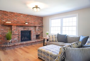 Smart TV, fireplace - Situated Between 2 Wineries In The Heart of Wine Country. Minutes From The Beach (Essex)