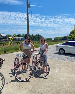 Property grounds - Situated Between 2 Wineries In The Heart of Wine Country. Minutes From The Beach (Essex)