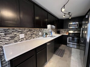 冷蔵庫、電子レンジ、オーブン、コンロ