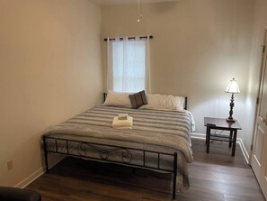 3 habitaciones, escritorio, tabla de planchar con plancha y wifi gratis