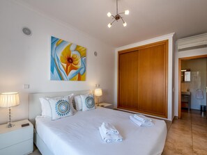 3 bedrooms, iron/ironing board, internet, bed sheets