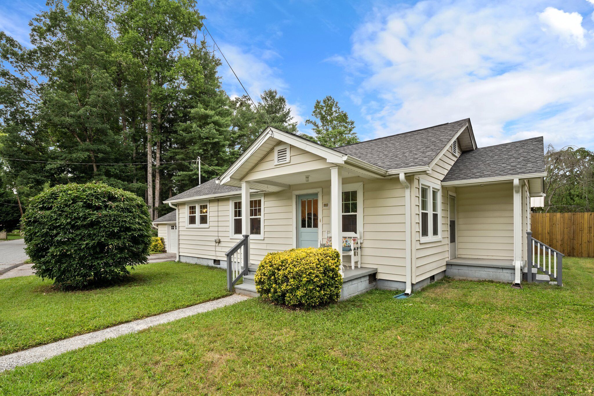 Ecusta Cottage- Walk to Ecusta Trail & Downtown!