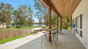 Outdoor dining - Little Mirror Bay - 4 bedroom holiday home with water views (West Haven)