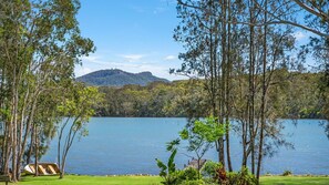 Property grounds - Little Mirror Bay - 4 bedroom holiday home with water views (West Haven)