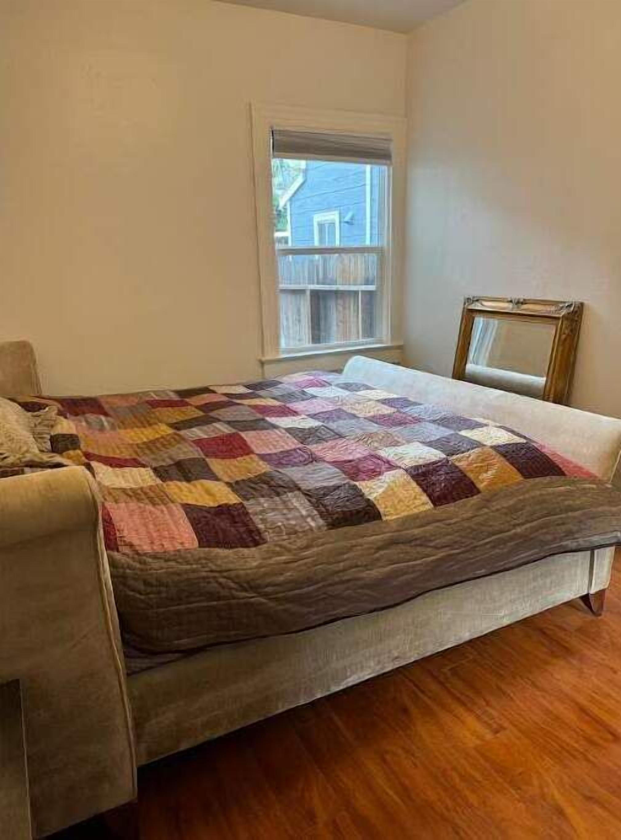 3 soverom, skrivebord, wi-fi (inkludert) og sengetøy