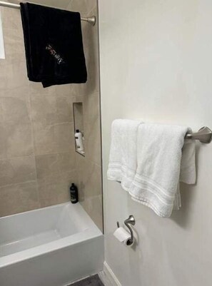 Douche, serviettes fournies, savon, shampoing