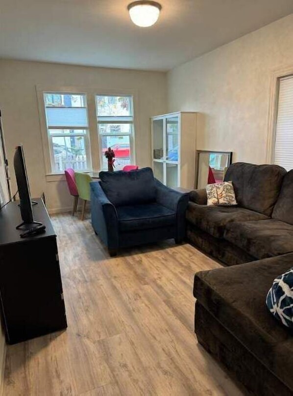 TV connectée, livres, écrans d'ordinateur