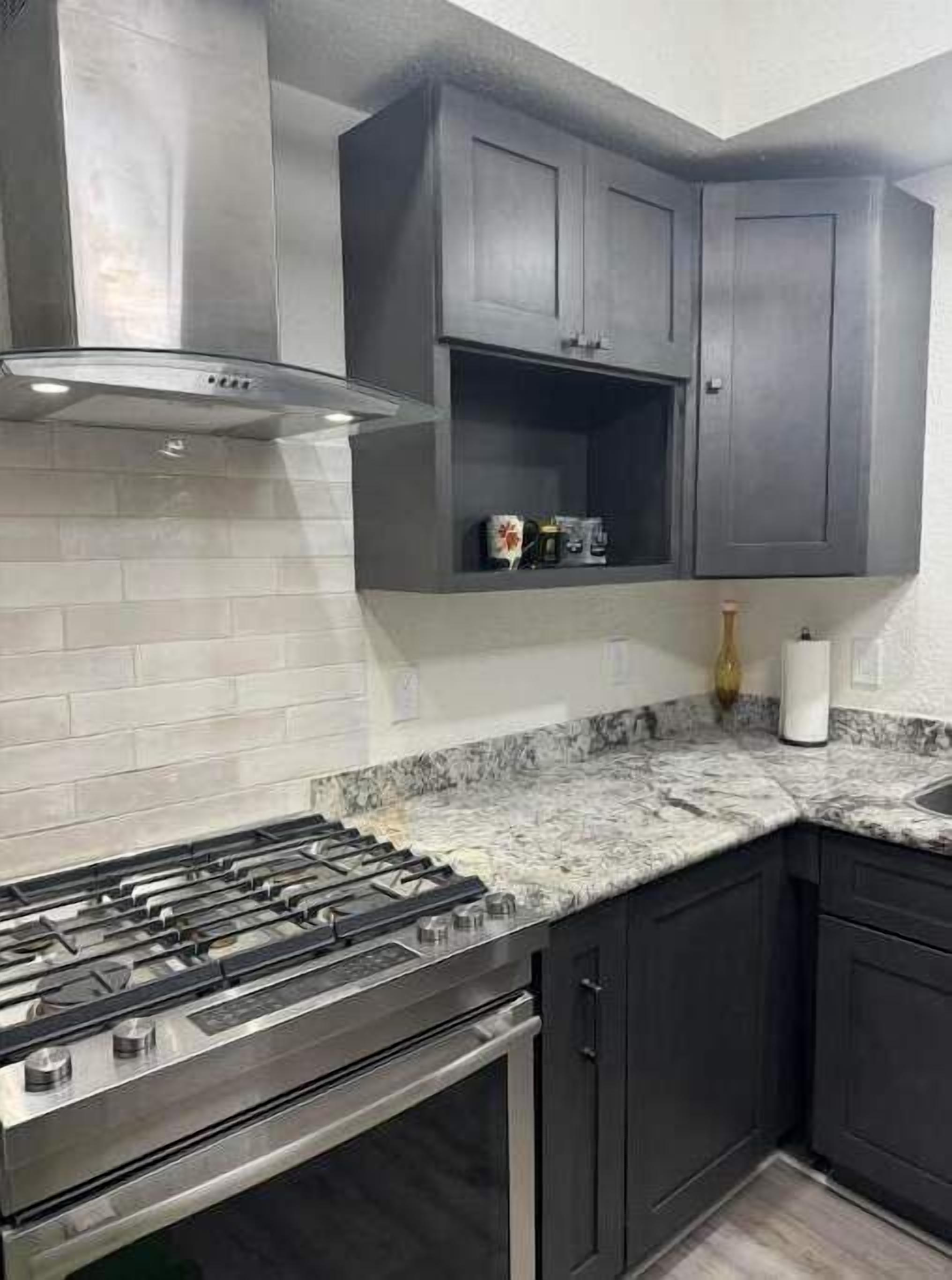 冷蔵庫、電子レンジ、オーブン、コンロ